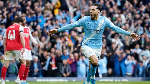 ‘Đám trẻ’ Arsenal chắc cay Rayan Cherki lắm!